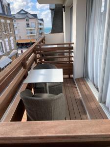 普雷讷夫昂德雷Hotel Georges的阳台配有桌椅。