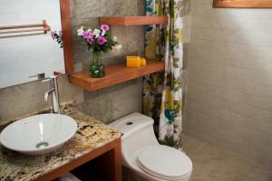 比亚米尔港切斯马纳加拉帕戈斯生态度假酒店的浴室配有白色卫生间和盥洗盆。
