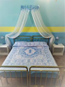 都灵塞雷内拉酒店的一间卧室配有一张带天蓬和窗帘的床