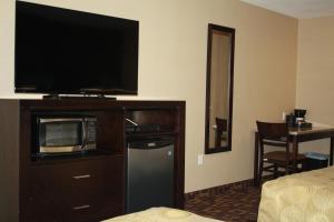 落基山庄CHINOOK INN的酒店客房配备了微波炉和电视。