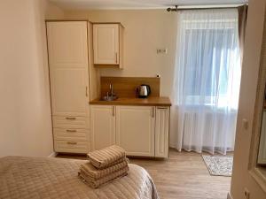 帕兰加Vaineikio 8的一间卧室配有一张床,厨房配有窗户