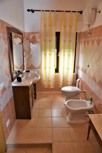 圣卡塔林纳Camere o appartamento intero in locazione in Pittinuri的浴室设有2个卫生间和水槽