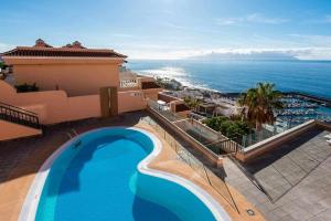 桑蒂亚戈德尔泰德Balcón del Atlántico的海景度假酒店 - 带游泳池