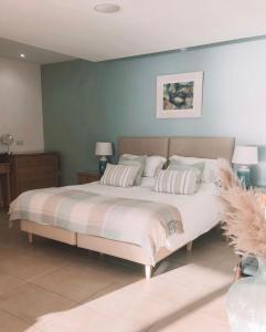 斯图尔特港At The Beach Rooms的一间卧室配有一张大床和两个枕头