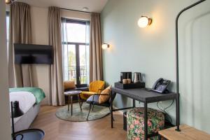 多克姆Hotel van der Meer的配有一张床和一张书桌的酒店客房