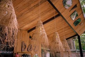 昂迪兹L'Hotel du Garage des Cevennes的悬挂在木天花板上的一组稻草吊灯
