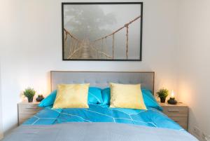英格堡Spirit Apartments - Neben dem Titlis - Parkplatz的一间卧室配有一张蓝色的床和吊桥