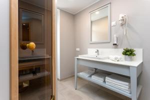 派尔努Maia Residence的一间带水槽和镜子的浴室