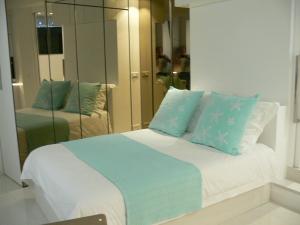 圣特罗佩Stone studio的一间卧室配有一张带蓝色和白色枕头的床