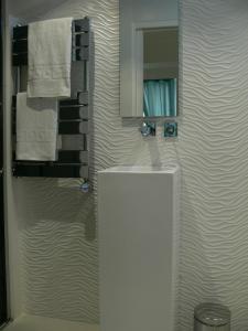 圣特罗佩Stone studio的浴室配有盥洗盆、镜子和毛巾