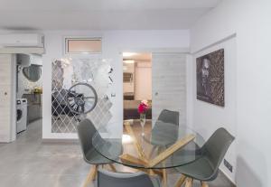 圣巴托洛梅Holiday Home Alexia Oceanfront的一间设有玻璃桌和椅子的用餐室