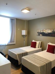 彼得罗波利斯彼得罗大酒店的酒店客房设有两张床和窗户。