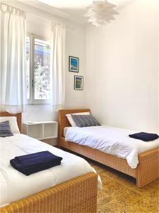 卡洛福泰Da u Franchin的一间卧室设有两张床和窗户。