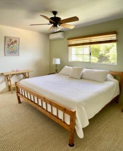 科纳The Great Kona Escape的一间卧室配有一张大床和吊扇