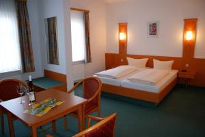 巴哈拉赫祖尔帕斯特酒店的酒店客房带一张床、一张桌子和椅子