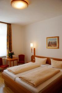 巴哈拉赫祖尔帕斯特酒店的酒店客房设有两张床和一张桌子。