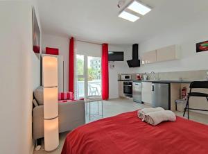 拉克鲁斯Fantastico的一间带红色床的卧室和一间厨房