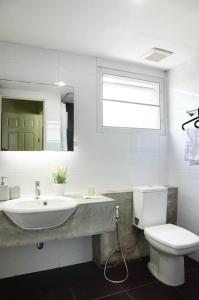 萨拉耶萨拉亚九月酒店的一间带水槽、卫生间和镜子的浴室