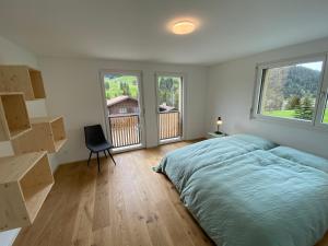 施瓦尔茨湖Horizon 5的一间卧室配有一张床、一张书桌和两个窗户。