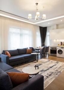 伊斯坦布尔Garlon Residence的带沙发的客厅和用餐室