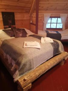 BrekkeVestvatn - Arctic Cabins的小木屋内的一张大床,上面有毛巾