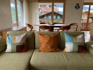 伊瑟尔特瓦尔德Seehaus / lake view apartment的客厅里配有带枕头的沙发