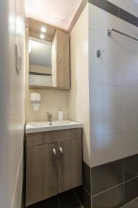 科林斯飞马客房旅馆的一间带水槽和镜子的浴室