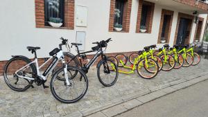 大帕夫洛维采Penzion V Pohádce的停在大楼旁边的一排自行车