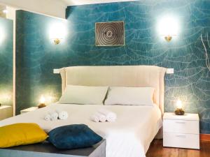罗马Casa del Moro - romantic loft in Trastevere的一间卧室配有一张床,上面有两条毛巾