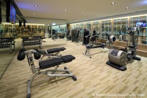 香港皇家太平洋酒店的大楼内带有氧器材的健身房