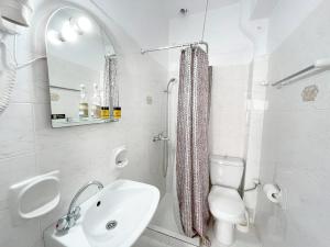 斯卡拉阿基斯提水瓶村公寓的白色的浴室设有水槽和卫生间。