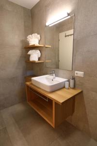 拉纳Glögglhof的一间带水槽和镜子的浴室