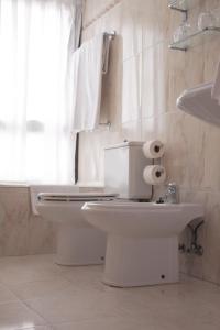 圣塞瓦斯蒂安埃塞萨酒店的白色的浴室设有卫生间和水槽。