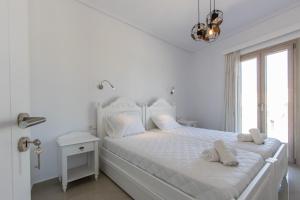布拉卡Evdokia的白色的卧室设有白色的床和窗户。