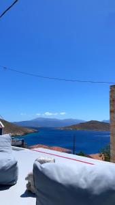 哈尔基岛Villetta Erato,picturesque studio in Chalki的从房子的屋顶上可欣赏到海景