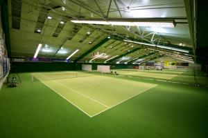 比得哥什森特鲁酒店的一座带网球场的大楼内的网球场