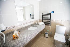 阿菲永阿菲永奥鲁卡格鲁温泉度假酒店的一间带水槽、卫生间和镜子的浴室