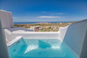 皮尔戈斯Aegean Blue Suites的享有村庄景致的游泳池