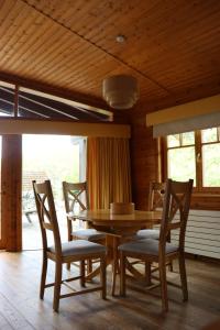 格拉斯哥Lodge 37 Rowardennan, Loch Lomond的一间带木桌和椅子的用餐室