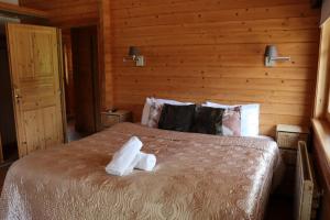 格拉斯哥Lodge 37 Rowardennan, Loch Lomond的一间卧室配有一张床,上面有两条毛巾