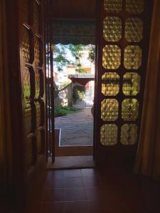 莫利内拉B&b rustic chic Casa Salva的开放式门,享有庭院的景色