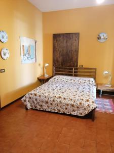莫利内拉B&b rustic chic Casa Salva的卧室配有一张床和墙上的2个盘子