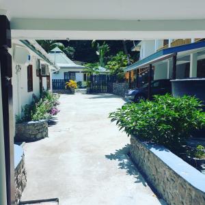 塔卡马卡Chalets Des Vacances的两栋大楼之间有空车道,有车停