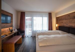 布里恩茨布里恩茨酒店的配有一张床和一张书桌的酒店客房