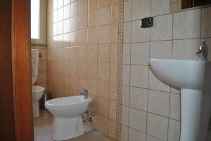Sestu拉鲁克斯酒店的一间带卫生间和水槽的浴室