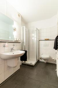 克洛彭堡施查费斯酒店的白色的浴室设有水槽和卫生间。