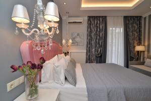 乐托卡亚Epavlis Luxury apts的一间卧室,配有一张带花瓶的床