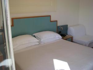 韦内雷港贝维德雷酒店的一间卧室配有一张带两个白色枕头的床