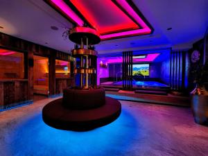 莱尔莫斯格里瑟霍夫酒店的舞池,带桌子,在紫色灯的房间里