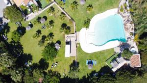 塔里法拉托雷酒店的享有带游泳池的庭院的顶部景致